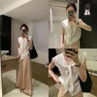 ราคา Hana Blouse เสื้อทรงแขนกุด กระดุมหน้า ดีไซน์คอปกแต่งระบายยาว สามารถปล่อยยาว หรือผูกเป็นโบว์ช่วงคอ (1731833255030851476)
