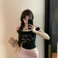 ราคา เสื้อยืดแขนสั้นพิมพ์ลายตัวอักษรสไตล์อเมริกัน ทรงสลิมฟิต ดีไซน์ใหม่ สาวฮอตฤดูร้อน เสื้อเปิดไหล่ เสื้อ กล้าม สาย ใส อก scarf tank top เชียร์ ลีโอ (1731494219911431531)