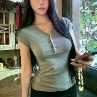 ราคา เสื้อยืด คอวี แขนสั้น สไตล์อเมริกันเรโทร สำหรับผู้หญิง สลิมฟิต สลิมมิ่ง เสื้อสั้น ดีไซน์กระดุม เสื้อ กล้าม สาย ใส อก scarf tank top เชียร์ ลีโอ (1731494275355805035)