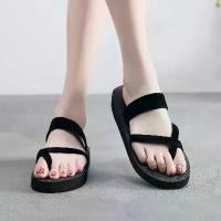 ราคา GWHAUY บล็อกบัสเตอร์ Fashion Women's Toe slippers รองเท้าแตะสวม แบบรัดส้นมีหู ความสูง 3cm รองเท้าแตะลำลอง รองเท้าแตะ แฟชั่น หูหนีบ รองเท้าแตะ (1732025024341247714)