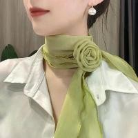 ราคา ผ้าพันคอบางลายดอกกุหลาบ สีพื้น เรียบหรู ทันสมัย อเนกประสงค์ สำหรับผู้หญิง เข็มกลัด กระดุม ชุด นัก ศึกษา พยาบาล วิชาชีพ 10 72 พรรษา เข็ม ติด เสื้อ มาลายู วีนา คลุมหัว หมวก กัน น็อ (1731620974377403937)