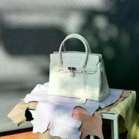ราคา Siamese Grand Locker Handbag (W008T) กระเป๋าถือใบใหญ่หนังจระเข้แท้ พร้อมสายสะพาย หนังจระเข้ (1730991836471527821)