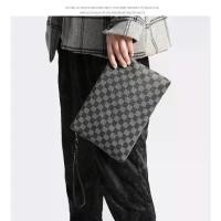 ราคา [จัดส่งทันที] กระเป๋าถือผู้ชาย Simple handbag กระเป๋าข้อมือ กระเป๋าใส่เอกสาร กระเป๋าคล้องมือ ลายตาหมากรุกหนังสีดำ Y2137 (1732283198859086787)