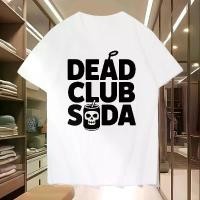 ราคา ​​เสื้อยืดแฟชั่นลาย "DEAD CLUB SODA" กราฟิกตัวอักษรดำหนักสไตล์กอธิค ดีเทลห่วงเปิดกระป๋องสีเงินบนตัว A กระป๋องเครื่องดื่ม O มีกะโหลกและหลอดดูด ดีไซน์ดูดุดัน ไซส์ครบ S-3XL​ (1732095538092541611)