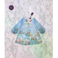 ราคา Boniga เดรสสีฟ้า Flower Vase Dress เดรสสั้นสีฟ้าทรงปล่อยแขนยาว งานพิมพ์ลาย ปกสีขาวปักลายดอกไม้ แต่งผูกโบว์ผ้าลูกไม้ แต่งกระดุมหน้าผ้านิ่ม (1730061467760953535)