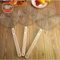 ราคา zh ✹UTENSILS 20/24/28/32ซม กระชอนสแตนเลสตักของทอด ด้ามไม้ กระชอนตักของทอด ตักอาหาร อย่างดี◎ (1731289383490061877)
