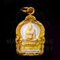 ราคา Thailand จี้พระ จี้พระหลวงปู่ทวดสามกษัตริย์ เนื้อทองเหลืองลงซาติน หลังยันต์ชนะจน ทรงใบเสมา กรอบหนาแกะลาย งานทองหุ้ม เกรดร้านทอง เลี่ยมกันน้ำ (1731230602357146819)