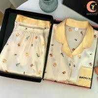 ราคา AA4ชุดนอนSatinnyแขนสั้นขายาว ผ้าSilk Satin สไตล์ญี่ปุ่น ชุดนอนลายผลไม้ใส่สบาย สินค้าพร้อมแพ็คเกตแบบกล่อง (1732242825961768342)