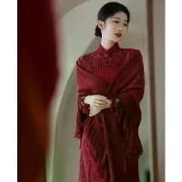 ราคา Cheongsam ผ้าคลุมไหล่ เสื้อคลุมสีแดงแต่งงาน ชุดปิ้ง งานแต่งงานของเจ้าสาวถัก Tria Cheongsam ผ้าคลุมไหล่งานแต่งงานกลางแจ้งเสื้อคลุมสีแดงชุดขนมปังเจ้าสาวงานแต่งงานถักสามเหลี่ยม Bind (1730000569149197058)