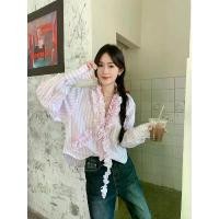 ราคา เสื้อเชิ้ตสีชมพู คูมิคูมิ สไตล์สาวหวานนุ่มๆ คอวี แต่งระบาย สำหรับผู้หญิง ทรงหลวมและอเนกประสงค์ เสื้อลายทาง เหมาะสำหรับฤดูใบไม้ผลิ เสื้อสงกรานต์ ผู้หญิง กราม เ ส ื ้ อ ผ (1732183527607338568)