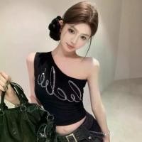 ราคา เสื้อกั๊กสะดือเซ็กซี่ ดีไซน์ตัวอักษรและสะโพกร้อน สายสะพายไหล่เฉียง สำหรับฤดูร้อนของผู้หญิง ทรงสลิมฟิต เสื้อสั้นทรงสลิม สไตล์สาวฮอต เกาะอก ดัน ทรง สาวอวบ แขนกุด ผ้า ชีฟอง (1731308728106452323)