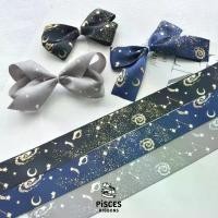 ราคา 1 ม้วน [25 หลา] * ริบบิ้นผ้าซาตินสีน้ำเงินเข้ม รุ่น Glittering Universe Silver Sheer Ribbon 2.5 cm. ผูกของขวัญวันเกิด สินค้าดี (1732179928723326522)