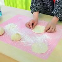 ราคา แผ่นซิลิโคนรองนวด 40x50cm แผ่นยาง วัดขนาดเค้ก นวดแป้ง ขึ้นรูปเค้ก ซิลิโคน foodgrade แผ่นรองอบ Silicone Baking Mats มีบริการเก็บ (1732332138570090045)