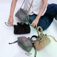 ราคา กระเป๋าผ้าทรงขนมจีบ รุ่น Myra (Black) กลับด้านใช้ได้ 2 สไตล์ในใบเดียว (1730489872455338015)
