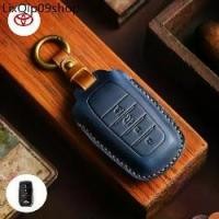 ราคา ขายดีประจำเดือนนี้ ซองหนังแท้ ใส่กุญแจรีโมทรถยนต์ รุ่นหนังกลับ Toyota Fortuner TRD‎,Camry Hybrid,Legender,Altis,Corolla Cross 2015-25 (1731381616550315788)