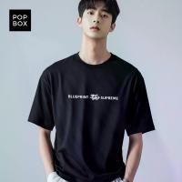 ราคา เสื้อ เสื้อยืดกราฟิก “BLUEPRINT SUPREME” (ดา จาน ฮง ทู) ลายมังกร สื่อถึงความสำเร็จและความเจริญรุ่งเรือง ทรงโอเวอร์ไซส์ ทรงหลวม ไหล่ตก ใส่ได้ทั้งผู้หญิงผู้ชาย สไตล์คู่รัก มินิมอล (1731682468081927181)
