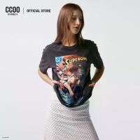 ราคา CC DOUBLE O เสื้อยืดลายกราฟิกซุปเปอร์เกิร์ลทรงหลวม ผู้หญิง SUPERGIRL VINTAGE GRAPHIC TEE รุ่น C5WAWTTS82 (AW25#P3) (1731820891045136126)