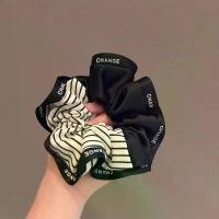 ราคา โบว์นักเรียนติดผมใหญ่ๆที่คาดผม สไตล์เกาหลี ดีไซน์ลายทางประกบกัน สีดำและสีขาว Scrunchie คุณภาพระดับไฮเอนด์ เชือกผูกผมหางม้า เรียบหรู อเนกประสงค์ ที่คาดผม สำหรับผู้หญิง มาใหม่ (1732025959422002230)