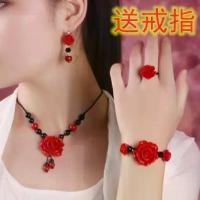 ราคา สร้อยข้อมือผู้หญิง, แกะสลักด้วยแล็กเกอร์, การออกแบบดอกกุหลาบสีชาด, การออกแบบดอกกุหลาบสุดหรู, สร้อยข้อมือเต้นรำ, สร้อยคอ, ต่างหูแหวน cluster engagement ring လ က ် သ ဲ တ ု (1731351041332774910)