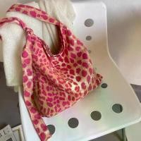 ราคา 2025 [12000 People Collection] 2025 ใหม่ Sweet Cool Raspberry Pink Leopard Print กระเป๋าสะพายข้างกระเป๋าผู้หญิงกระเป๋านักเรียนกระเป๋าผ้าลูกฟูกแบบปรับได้ (1731194688038602709)