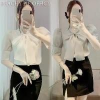 ราคา Peachy pie ฤดูร้อน แขนสั้น ผ้าเชียวนอน ผ้าใยระบาย ผู้หญิง กระดุมไข่มุกประดับ ชุดฤดูร้อน 2025 ปี คอโบว์ใหญ่ แขนพอง เสื้อ บุคลิกภาพ เสื้อเชิ้ต W335 (1732438161989010944)
