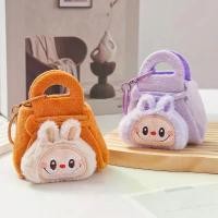 ราคา กระเป๋าใส่เหรียญผ้ากำมะหยี่ ลายการ์ตูน Labubu จี้พวงกุญแจ ตุ๊กตาหัวเข็มขัด เครื่องกรงเล็บ ของขวัญเล็ก ๆ beach bag hobo bag กระเป๋า ทอรี่ baguette by labella กระเป๋า ผ้า ทอ (1731671603963200855)