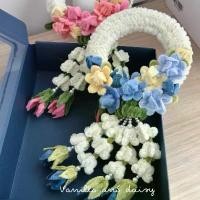ราคา [มีส่งด่วน] พวงมาลัย พวงมาลัยกำมะหยี่ พวงมาลัยวันแม่ พวงมาลัยไหว้พระ พวงมาลัยไหว้ครู VDM01 VDM02 ต้นโมก กุหลาบ พลู ม zen garden miniature ไม้มะริด ุ ห ล า บ ส ี ขา ว (1732303617698989798)