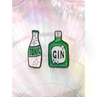ราคา เข็มกลัดขวด Gin ดีไซน์เรียบง่าย ลายการ์ตูนน่ารัก วัสดุโลหะ เหมาะสำหรับเสื้อผ้าและเข็มกลัด เครื่องประดับยอดนิยมใหม่ในปี 2025 (1732110751881266460)