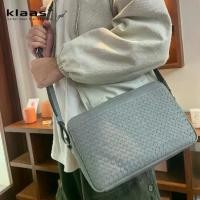 ราคา 02-472 compact messenger bag intrecciato กระเป๋าสะพายหนังแท้ สานมือทั้งใบ แบรนด์ klaas ของแท้ (1732631767509271915)