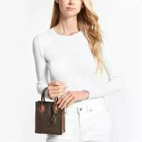 ราคา กระเป๋าถือและกระเป๋าสะพายข้าง Mercer Extra Small พร้อมโลโก้ Monogram และการออกแบบ Colorblock [MK] (1731803753480554121)