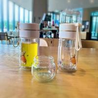 ราคา ถ้วยแก้วบอโรซิลิเกตสองชั้น ดีไซน์ Peter Rabbit ความจุ 300 มล./10.15 ออนซ์ พร้อมช่องใส่ชาแก้ว ใช้ซ้ำได้ เหมาะสำหรับการเดินทางและการเก็บเครื่องดื่ม น้ำผลไม้ สมูทตี้ กาแฟ นม ชา (1732580816399729745)