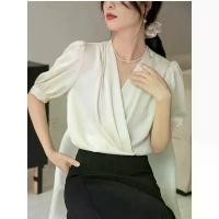 ราคา เสื้อเชิ้ต ผ้าซาติน ฤดูร้อน เรียบหรู คอวี แขนสั้น สำหรับผู้หญิง สไตล์ OL เสื้อเบลาส์ Ruched คอวี ลำลอง เสื้อเอนกประสงค์ (1730386322446191567)
