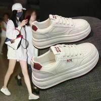 ราคา รองเท้าผ้าใบหนังผู้หญิง สไตล์เกาหลีใหม่ พื้นหนา รองเท้าวิ่ง รองเท้าส้นเตี้ย ระบายอากาศ B309 หนังเทียมเทียม เสาเข็มสีขาวและสีน้ำเงิน รองเท้าฟุตซอล รองเท้า บอล skecher สตั๊ด แท้ (1732588642463287010)