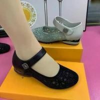 ราคา รองเท้าผู้หญิง หัวกลม รองเท้าส้นสูง รองเท้าส้นเตี้ย วัสดุยาง ส้นเตี้ย (น้อยกว่า 3 ซม.) สายรัดหัวเข็มขัดตรง ส้นเหลี่ยม PU ส้น PU ส้นเอียง รองเท้า เเตะ ส้นสูง รองเท้า ส้น ผู้ญิง (1731499102927684841)