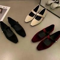 ราคา รองเท้าแมรี่เจน หนังกำมะหยี่ เรียบหรู หัวเข็มขัดมุก สำหรับผู้หญิง รองเท้าส้นเตี้ย บัลเล่ต์กำมะหยี่กระชับสัดส่วน เหมาะสำหรับงานปาร์ตี้ตอนเย็น ปั๊ม ส้นเตี้ย สีไวน์แดง (1731115484593621831)