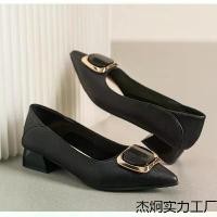 ราคา รองเท้าส้นหนา หนังแท้ สำหรับผู้หญิง แฟชั่นยุโรปและอเมริกา เซ็กซี่ ปลายแหลม หัวเหลี่ยม รองเท้าส้นเตี้ย ทรงตื้น ส้นกลาง พร้อม Rhinestones (1731003188341213235)