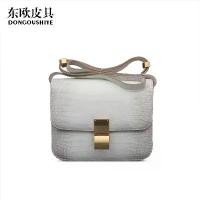 ราคา กระเป๋าสะพายข้างผู้หญิง หนังท้องจระเข้ Xima สีขาว กระเป๋าหนังแท้ กระเป๋าโทฟู กระเป๋าสะพายข้าง มาใหม่ (1732436878555579775)