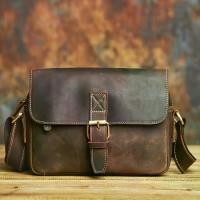 ราคา กระเป๋าสะพายไหล่ผู้ชาย สไตล์วินเทจ หนังแท้ กระเป๋าสะพายข้างปรับระดับได้ มีหลายช่อง สีน้ำตาลเข้ม เหมาะสำหรับการเดินทางทุกวันและเดินป่าแบบสบาย ๆ กระเป๋าสะพายข้าง เครื่องประดับเดินท (1732223689729803654)
