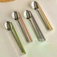 ราคา เครื่องใช้บนโต๊ะอาหารแบบพกพา, ช้อนส้อมสแตนเลส, ตะเกียบ, เหมาะสำหรับนักเรียน, เครื่องใช้บนโต๊ะอาหารที่โรงเรียน, ช้อนส้อม Takeaway พิเศษ, พร้อมกล่องเก็บของ ตะเกียบ อลูมิเนียม ตะ เกรียบ (1731615560369538