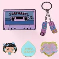 ราคา หมุดเคลือบ Melanie Martinez, พวงกุญแจแบบกำหนดเอง, เทป 'CRY BABY' นักร้อง เข็มกลัด, ป้ายปกทองแดงสุดหรู, ของขวัญเครื่องประดับการ์ตูน (1732207199747539991)