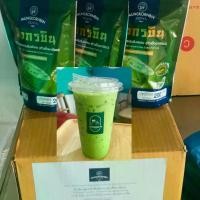 ราคา ชาเขียวหัวเชื้อชาเขียว จำนวน 12 ห่อ(ยกลัง) สูตรหอมเข้มข้นพิเศษ ตรา มังกรบิน รุ่น Blue Ribbon ยกลัง 1 ลัง บรรจุ 12 ซอง ปริมาณ 200g/ซอง ทำเมนูชาเขียว ชาเขียวนมสด หรือผสมกับชาตัวอื่นๆได้รสชาติดี อร่อย เข