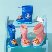 ราคา รองเท้าบูทกันฝนสำหรับเด็ก หลอดกลาง ดีไซน์การ์ตูนน่ารัก กันลื่นและทนต่อการสึกหรอ ทำจากวัสดุยาง เหมาะสำหรับนักเรียนชั้นประถมศึกษาและกิจกรรมกลางแจ้ง รองเท้าป้องกันน้ำ รองเท้า converse (173111914043195665