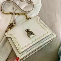 ราคา กระเป๋าสะพายข้างผู้หญิง สายโซ่ตกแต่งแพทช์ผึ้ง สไตล์หรูหรา กระเป๋าใต้วงแขนวินเทจ ดีไซน์ผ้าควิลท์มินิมอลและสง่างาม กระเป๋าสะพายไหล่ กระเป๋าสะพายข้างอินเทรนด์ เหมาะสำหรับใช้ประจำวัน กระเป๋าคาดเอว (173146