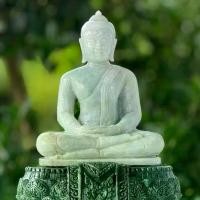 ราคา พระบูชา พระหยก แกะสลัก หยกพม่า รูปทรง พระแก้วมรกต หรือ พระแก้วเศียรโล้น เนื้อหยกสวย ขนาดหน้าตัก 5 นิ้ว พร้อมฐานพระแก้ว สูง 13 นิ้ว นํ้าหนัก 10 กิโลกลัม (1730036830667508285)