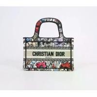ราคา (Second-hand)DIOR Book Tote mini ( used like new ) (1731112470920596478)