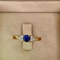 ราคา แหวนทองคำแท้ 18k ประดับตรงกลางพลอยน้ำเงินธรรมชาติ ทรงกลม 4.4 มม.(0.32 กะรัต) เพชรแท้ธรรมชาติ 6 ชิ้น น้ำหนัก 0.14 กะรัต ( F vvs) แหวนน้ำหนัก 2.35 กรัม ขนาดแหวน 52 (1730509023874943434)