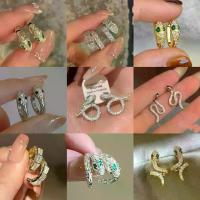 ราคา ต่างหูรูปงู ฝังเพชร ต่างหูรูปตัวซี สำหรับผู้หญิง แฟชั่นเอนกประสงค์ ซอก สง่างาม หรูหรา และซับซ้อน เข็มเงิน พวงกุญแจ ทานตะวัน ลวด กํา มะ หยี่ พวงกุญแจหมีเนย butterbear (1731988059653376979)