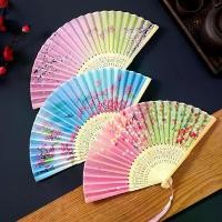 ราคา พัดลมสไตล์โบราณ พัดลมพับ สไตล์จีน Hanfu ผู้หญิง Cheongsam เหมาะสำหรับการเต้นและเด็กนักเรียน พัดลมพกพาสำหรับฤดูร้อน พัดลมพับขนาดเล็ก พร้อมฝาปิดพัดลม LYCH ของ ใช้ เก่า โบราณ ยุค 90 (1732491681389381206)