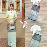 ราคา ชุดเซท ชุดไทย คอลใหม่ ลายใหม่ สวยอย่างไทยมาก เสื้อแขนสั้นคอปกตั้งสีครีม พร้อมกับกระโปรงทรงผ้าถุง ลายสวย ประดับเพิ่มด้วยเข็มกลัดเพชรติดอก ชุดมีฟองน้ำและซับใน งานซิบหลังทั้งชุด สาม (1732288580195682219)
