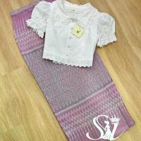 ราคา ชุดไทย Sira Siri เสื้อคอตตอนคอบัว แขนตุ๊กตา ปลายแขนยืดได้ กระดุมด้านหน้าใช้งานได้จริง มีซับใน ใส่คู่กับผ้าถุงลายขอ สวยลงตัวมาก ชุดไทยผ้าฝ้าย ผู้หญิง (1729618162161650557)